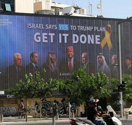 Billboard di Tel Aviv menampilkan wajah Presiden Prabowo bersama Trump dan Netanyahu.