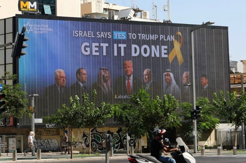 Billboard di Tel Aviv menampilkan wajah Presiden Prabowo bersama Trump dan Netanyahu.