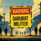 Ilustrasi simbolik darurat militer: papan besar kuning dengan tulisan merah ‘Darurat Militer’, latar kota dengan siluet tentara dan warga, dan efek asap dramatis.