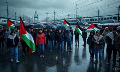 Ilustrasi editorial pekerja Italia berdiri di pelabuhan dan stasiun yang berhenti beroperasi, memegang bendera Palestina di bawah langit mendung
