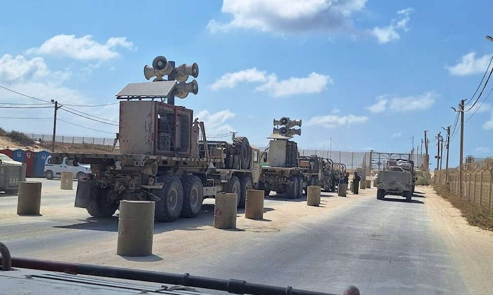 Truk militer Israel membawa pengeras suara menuju Jalur Gaza, terlihat di wilayah Palestina yang diduduki pada 26 September 2025.