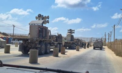 Truk militer Israel membawa pengeras suara menuju Jalur Gaza, terlihat di wilayah Palestina yang diduduki pada 26 September 2025.