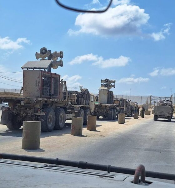 Truk militer Israel membawa pengeras suara menuju Jalur Gaza, terlihat di wilayah Palestina yang diduduki pada 26 September 2025.