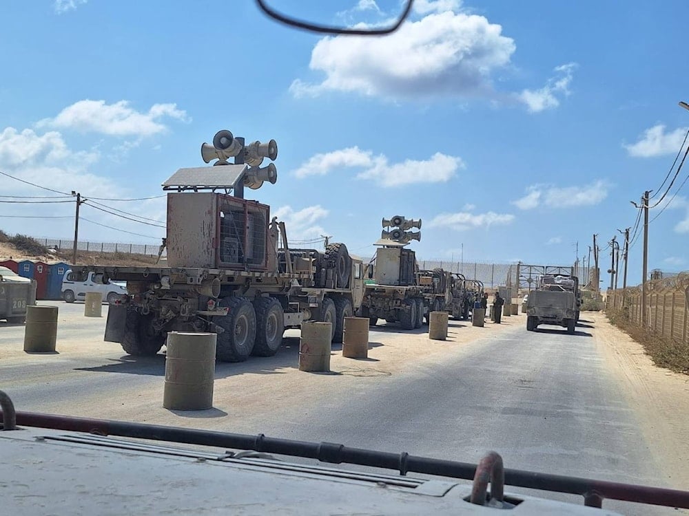 Truk militer Israel membawa pengeras suara menuju Jalur Gaza, terlihat di wilayah Palestina yang diduduki pada 26 September 2025.
