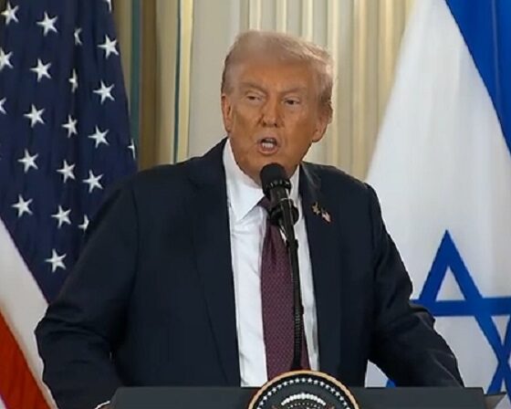 Trump berdiri di podium White House, pidato soal Israel dan Gaza