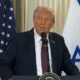 Trump berdiri di podium White House, pidato soal Israel dan Gaza
