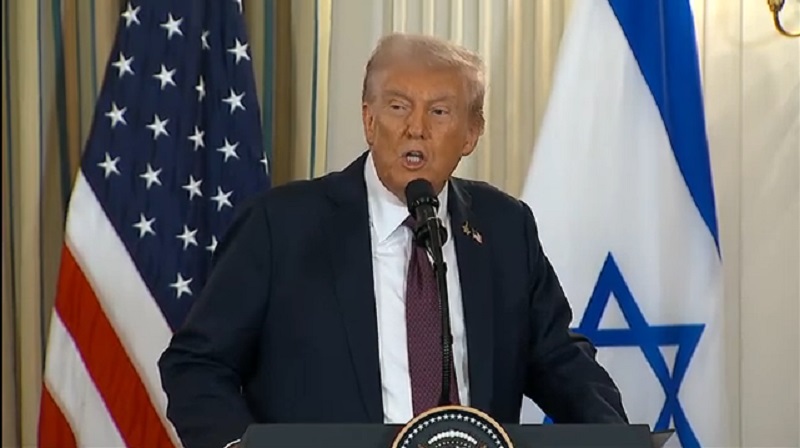 Trump berdiri di podium White House, pidato soal Israel dan Gaza