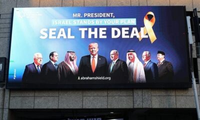 Billboard di Tel Aviv memajang wajah Prabowo dengan slogan dukungan rencana Trump untuk Gaza