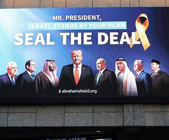 Billboard di Tel Aviv memajang wajah Prabowo dengan slogan dukungan rencana Trump untuk Gaza