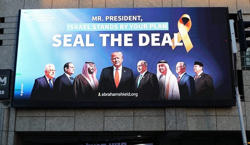 Billboard di Tel Aviv memajang wajah Prabowo dengan slogan dukungan rencana Trump untuk Gaza