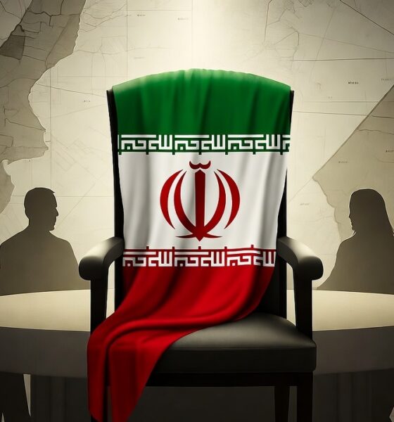 Ilustrasi editorial realistis menampilkan kursi kosong Iran di meja KTT Sharm El-Sheikh, dengan bayangan pemimpin Barat dan Arab di sekitarnya, peta Gaza samar di latar belakang, menekankan ketegangan geopolitik.