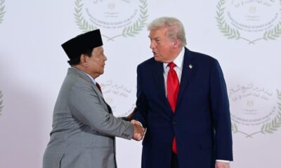 Presiden Prabowo Subianto berjabat tangan dengan Presiden Amerika Serikat (AS) Donald Trump selaku Co-Chair dari KTT Perdamaian Sharm El-Sheikh saat menghadiri Konferensi Tingkat Tinggi (KTT) Perdamaian Sharm El-Sheikh di International Congress Centre, Sharm El-Sheikh, Mesir, Senin (13/10/2025).(Dok. Biro Pers Sekretariat Presiden)