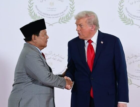 Presiden Prabowo Subianto berjabat tangan dengan Presiden Amerika Serikat (AS) Donald Trump selaku Co-Chair dari KTT Perdamaian Sharm El-Sheikh saat menghadiri Konferensi Tingkat Tinggi (KTT) Perdamaian Sharm El-Sheikh di International Congress Centre, Sharm El-Sheikh, Mesir, Senin (13/10/2025).(Dok. Biro Pers Sekretariat Presiden)