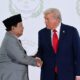 Presiden Prabowo Subianto berjabat tangan dengan Presiden Amerika Serikat (AS) Donald Trump selaku Co-Chair dari KTT Perdamaian Sharm El-Sheikh saat menghadiri Konferensi Tingkat Tinggi (KTT) Perdamaian Sharm El-Sheikh di International Congress Centre, Sharm El-Sheikh, Mesir, Senin (13/10/2025).(Dok. Biro Pers Sekretariat Presiden)