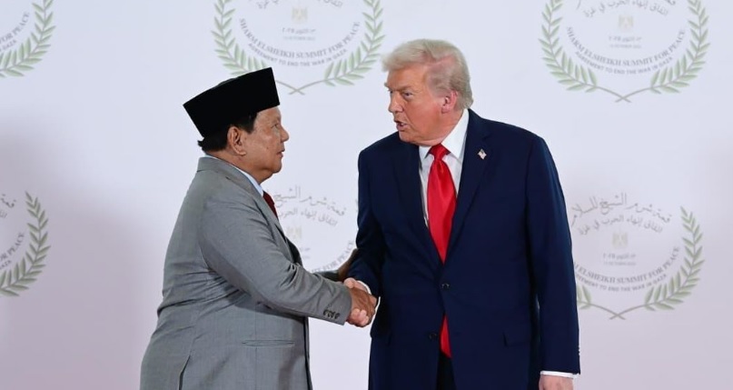 Presiden Prabowo Subianto berjabat tangan dengan Presiden Amerika Serikat (AS) Donald Trump selaku Co-Chair dari KTT Perdamaian Sharm El-Sheikh saat menghadiri Konferensi Tingkat Tinggi (KTT) Perdamaian Sharm El-Sheikh di International Congress Centre, Sharm El-Sheikh, Mesir, Senin (13/10/2025).(Dok. Biro Pers Sekretariat Presiden)