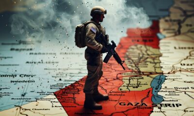 Tentara AS berdiri di atas peta Palestina dengan bendera Amerika di seragamnya.