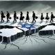 Silhouette warga Israel berjalan menjauh dari fondasi retak berbentuk negara, menggambarkan gelombang emigrasi dan krisis internal.