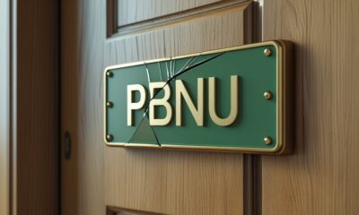Papan nama PBNU yang retak di pintu secara realistik.