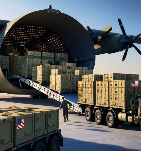 “Ilustrasi editorial realistis menampilkan pesawat kargo Hercules militer negara-negara Barat membongkar peti-peti senjata berlabel bendera Barat di Tel Aviv, dengan truk militer Israel menunggu untuk mengangkutnya