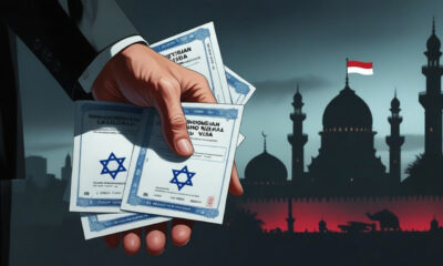 Tangan memegang beberapa calling visa Indonesia dengan simbol Israel, berlatar suasana Jakarta dan isu Palestina.