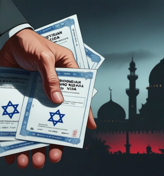 Tangan memegang beberapa calling visa Indonesia dengan simbol Israel, berlatar suasana Jakarta dan isu Palestina.