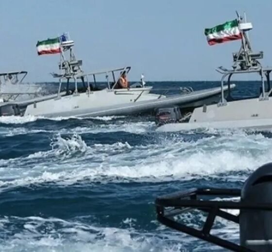 Ilustrasi serangan Iran menggunakan rudal dan drone di tengah eskalasi konflik dengan Amerika Serikat di Selat Hormuz